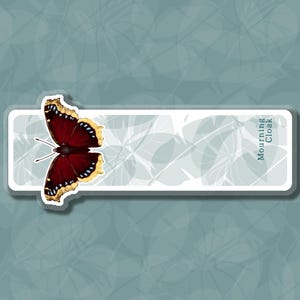 Peut inclure: Un marque-page représentant un papillon deuil avec des ailes brunes, rouges et jaunes. Le marque-page a un fond blanc avec un motif bleu clair et le texte "Mourning Cloak" sur le côté droit.