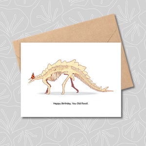 VOUS OLD FOSSIL carte d'anniversaire dinosaure stégosaure, carte de voeux dinosaure, carte d'anniversaire drôle, jeu de mots drôle de dinosaure, carte pour les personnes âgées