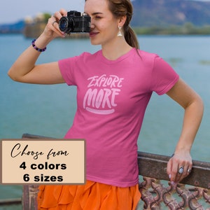 Entdecken Sie mehr Adventure Awaits Shirt, Abenteuer Shirt, Camping Shirts, Wanderer TShirts, Naturliebhaber Shirt, Camping Geschenk, Urlaub Shirt