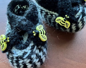 Busy BeeHive - Handgebreide babyslofjes