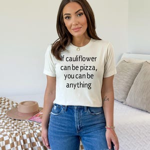 Wenn Blumenkohl Pizza sein kann, können Sie alles sein T-Shirt, Damen Grafik-T-Shirt, Keto Diät-Shirt, trendiges Damen-T-Shirt, lustiges Damen-T-Shirt