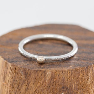 Punto de oro de 9ct en anillo de plata de ley/anillo minimalista de plata y oro/anillo de apilamiento de plata y oro/anillo de punto de oro/anillo de apilamiento de plata/regalo para ella