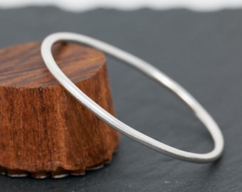 Bracciale rigido in argento sterling massiccio da 4 mm di spessore, liscio e lucido, classico bracciale rotondo, bracciale robusto, unisex, disponibile in 4 misure.