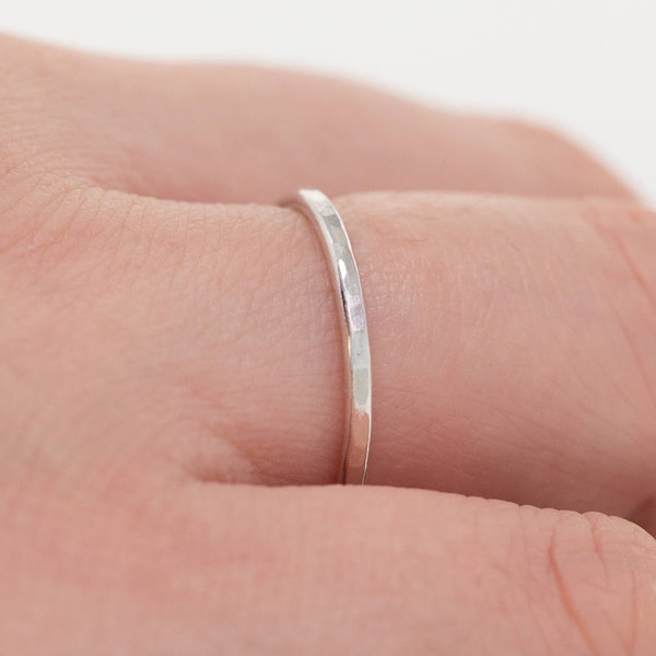 Anillo de plata esterlina con hoyuelos/Anillo de plata/Anillo de plata esterlina martillado/Anillo minimalista/Anillo apilable/Minimalista/Regalo para ella