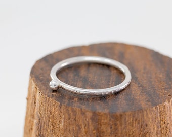 Bague Sterling Silver Dot Bague minimaliste Sterling Silver Anneau de point d'argent Anneau minimaliste Anneau d'empilage d'argent Anneau martelé Cadeau pour elle