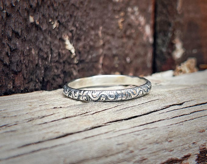 Sterling Silver Floral Pattern Ring, Flower Trail Band, 2.5mm Wide, D-Shape, Oxidised Finish, Handmade Textured Ring, Silver Patterned Band