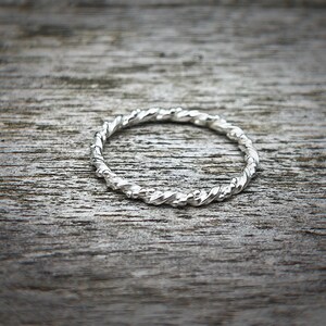 Anello a bacca con taglio a diamante in argento sterling spesso 1,8 mm, Anello di rovo, Anello intrecciato in argento sterling, Anello impilabile, Anello modellato, Regalo per lei