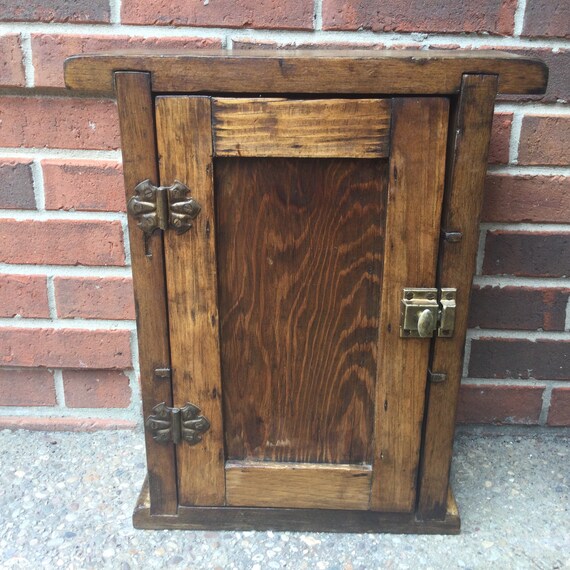 Gabinete de madera marrón con estantes y hardware de metal | Etsy