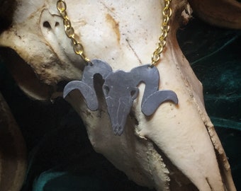 Colgante de cráneo de ram