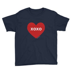 Chemise de Saint-Valentin Enfants Garçon Fille | Cadeaux de Saint-Valentin pour enfants garçons filles | XOXO embrasse Kisses Heart Valentine Shirt | Idées cadeaux Vday