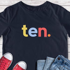 Camiseta de cumpleaños número 10 para niño. Edad: Diez años. Décimo cumpleaños. Original.