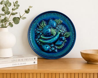 Vintage Giftcraft Japan Blue Majolica Fruit Wall Plaque, 10-calowy ceramiczny talerz wiszący, dekoracja ścienna do kuchni w stylu retro z lat 60. i 70.