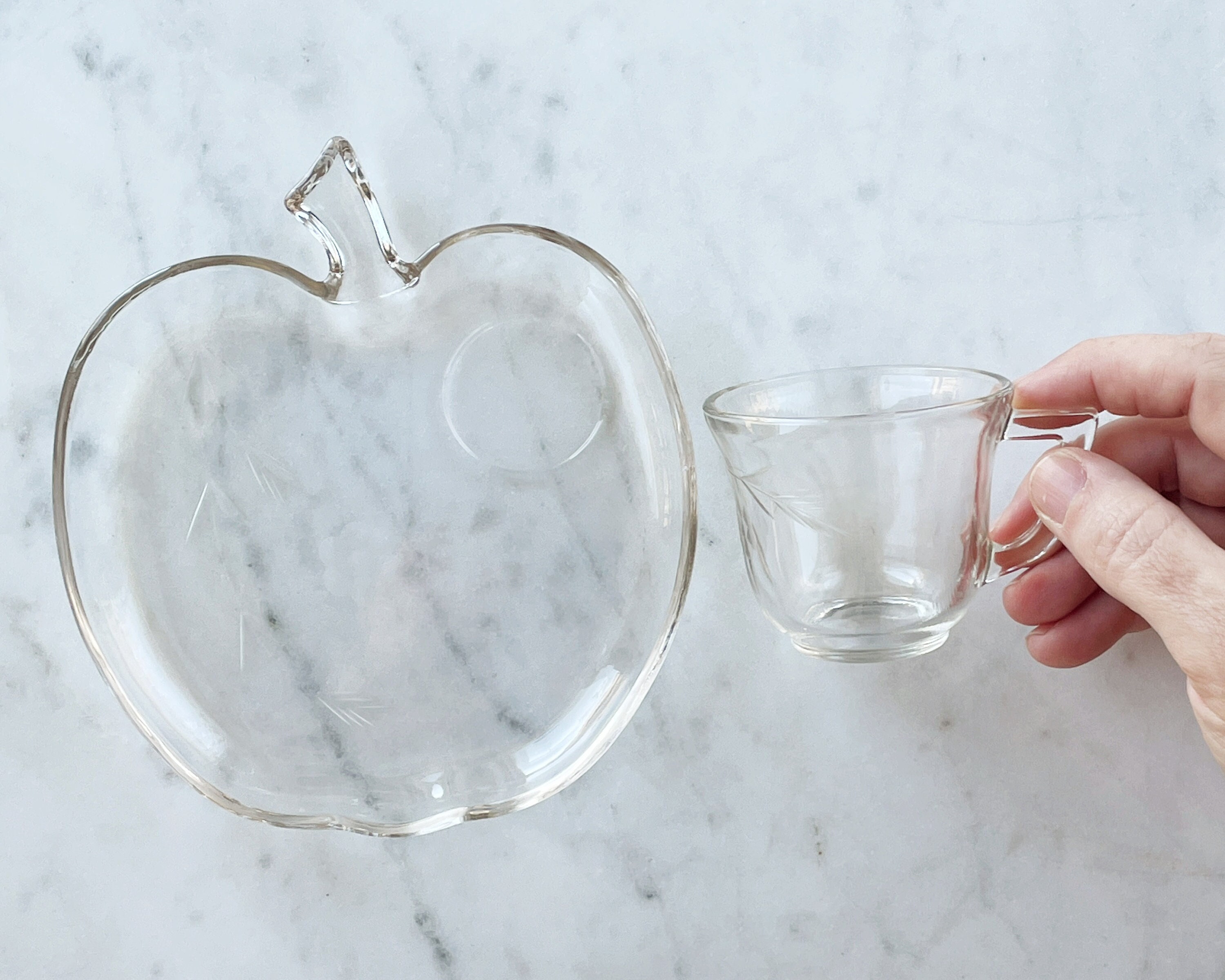 ヘーゼルアトラス りんご スリードロップス | ✨【10/19新着アイテム登場！】✨ ヘーゼルアトラスのアップルシリーズの食器を追加します🍎✨  リンゴをかたどった愛らしいフォルムが魅力で、デザートやフルーツを盛るのにぴったり🍨🍇 透明感のあるクリアやパステルカラー ...