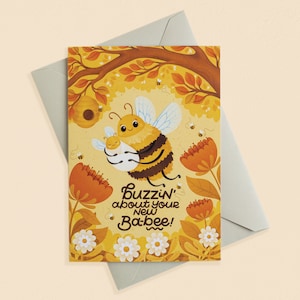 Buzzin' About Your Baby - Carte de voeux illustrée pour une seule | Nouveau bébé | Nouveaux parents | bébé bourdon | Cartes recyclées | Nyassa Hindé
