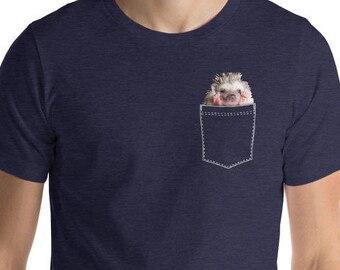 Leuke egel shirt | "Pocket Hedgehog" | Huisdier eigenaar shirt | Animal Lover Overhemd | Grafische egel borst zak | Grappig Egel T-shirt