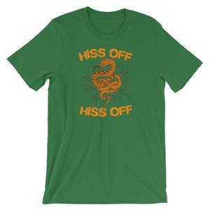 Puede incluir: Camiseta verde con un gr&aacute;fico de serpiente y el texto "Hiss Off" repetido dos veces.