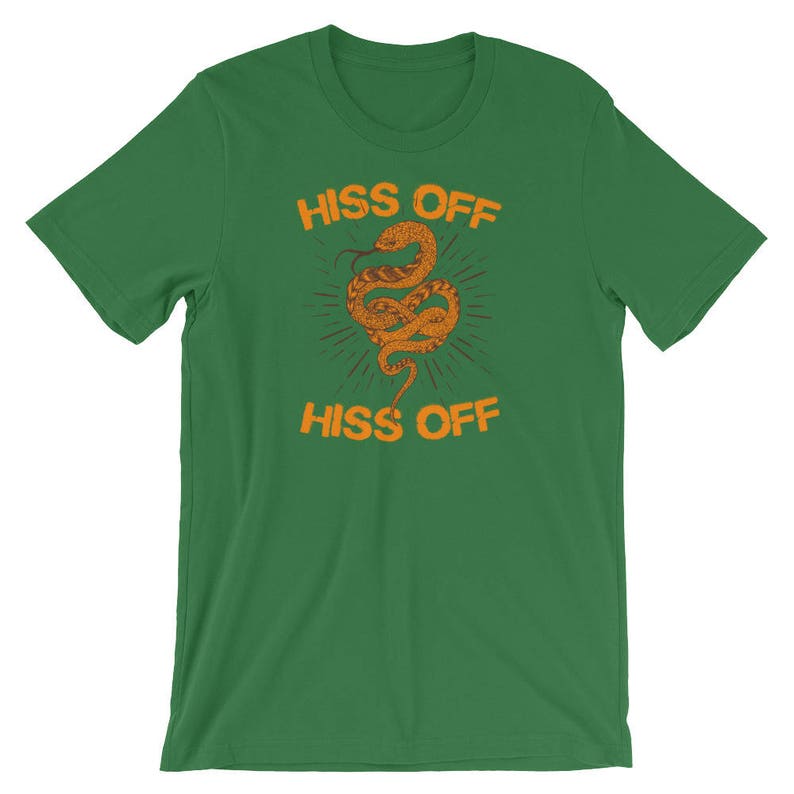 Puede incluir: Camiseta verde con un gr&aacute;fico de serpiente y el texto "Hiss Off" repetido dos veces.