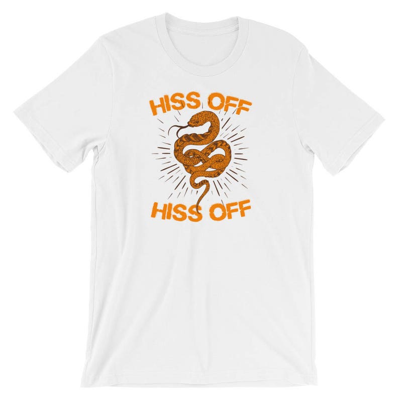 Puede incluir: Camiseta blanca con un gr&aacute;fico naranja de una serpiente con el texto "Hiss Off" repetido dos veces.