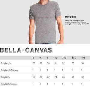 Puede incluir: Una tabla de tallas para camisetas Bella + Canvas, que muestra las medidas en pulgadas para la longitud y el ancho del cuerpo, con tolerancias para cada talla de S a 4XL.