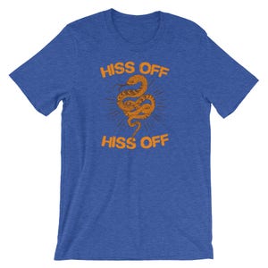 Puede incluir: Una camiseta azul real con un gr&aacute;fico de serpiente naranja y el texto "HISS OFF" impreso dos veces.