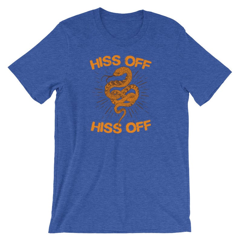 Puede incluir: Una camiseta azul real con un gr&aacute;fico de serpiente naranja y el texto "HISS OFF" impreso dos veces.