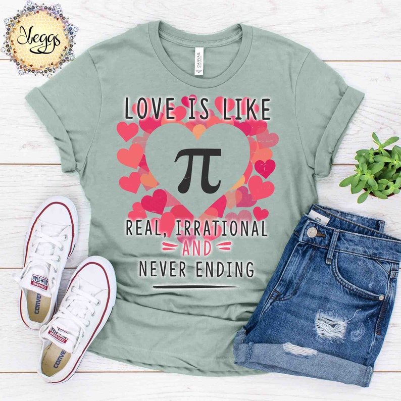 Pu&ograve; includere: Una maglietta verde chiaro con il testo "LOVE IS LIKE" e un grande simbolo pi all'interno di un cuore rosa. Il testo sotto il cuore dice "REAL, IRRATIONAL =AND= NEVER ENDING". La maglietta &egrave; circondata da cuori rosa.