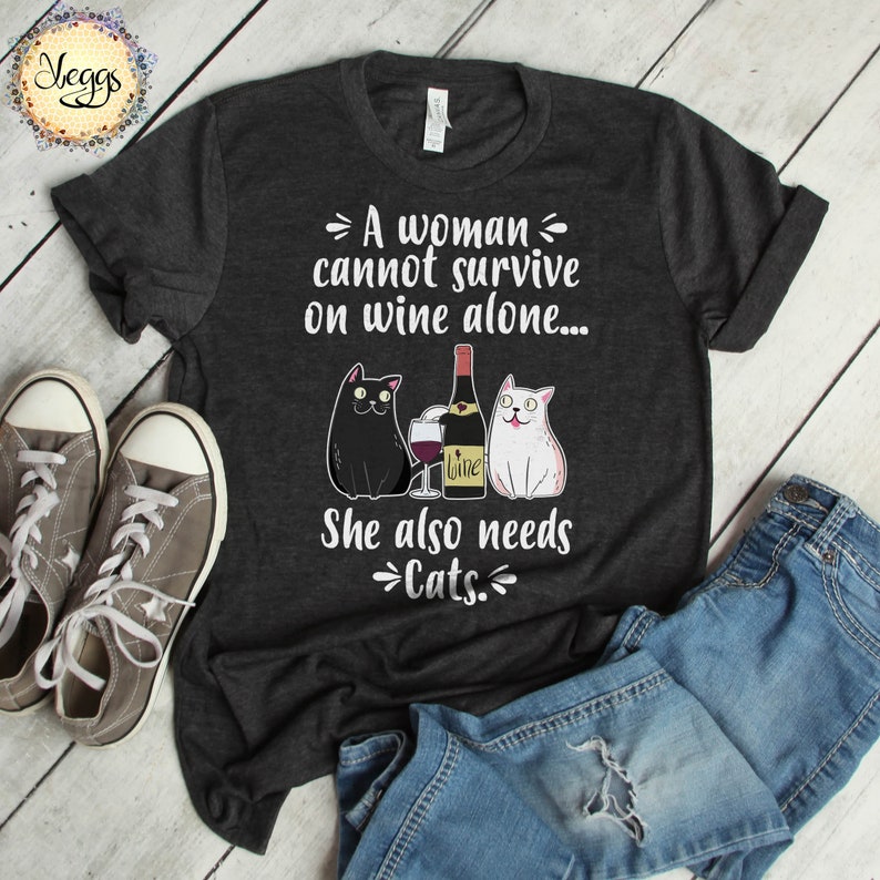Kat en Wijn T-shirt - Cat Lover Gift Vrouwen - Wine Lover Gift voor Vrouwen - Wijn Geschenken - Cat Lover Gift - Cat Mom Shirt - Cat en Wine Shirt Dark Grey Heather