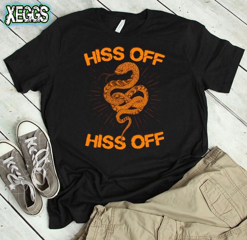 Puede incluir: Camiseta negra con un gr&aacute;fico de serpiente naranja y el texto "Hiss Off" repetido dos veces.