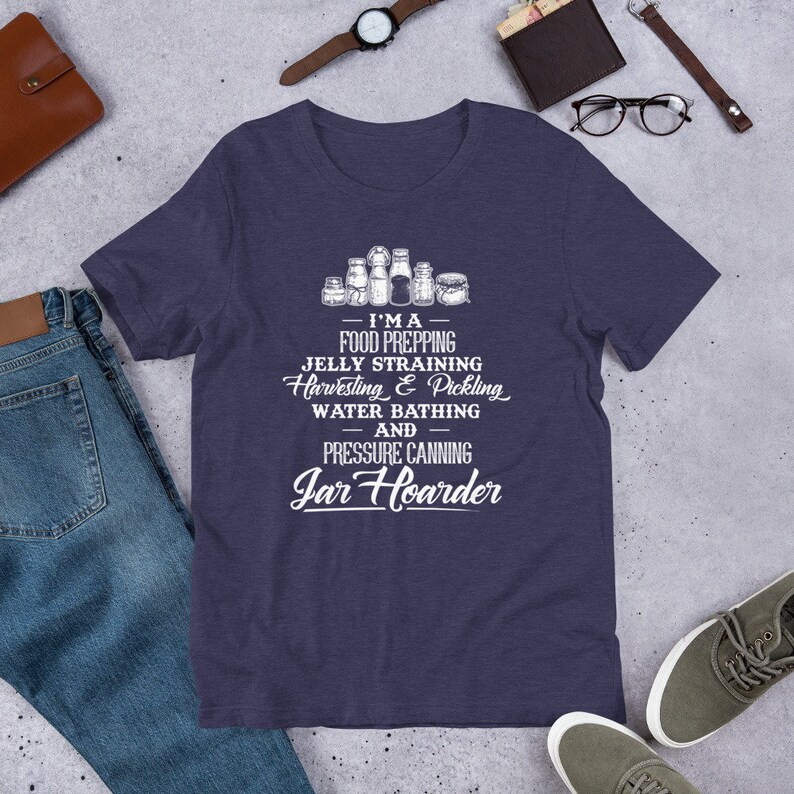 Puede incluir: Una camiseta azul marino con un gr&aacute;fico blanco de frascos y el texto "I'MA - FOOD PREPPING JELLY STRAINING Harvesting & Pickling WATER BATHING AND PRESSURE CANNING Jar Hoarder"