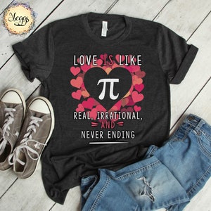 Pu&ograve; includere: Una maglietta grigia scura con il testo "LOVE IS LIKE" e una grafica a forma di cuore che contiene il simbolo matematico di pi. Il testo sotto la grafica dice "REAL, IRRATIONAL, AND NEVER ENDING".