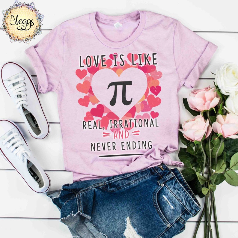 Pu&ograve; includere: Una maglietta rosa con il testo "Love is like Pi, Real, Irrational and Never Ending" in nero. Il testo &egrave; circondato da cuori rosa con un grande cuore rosa al centro che contiene il simbolo matematico di Pi.