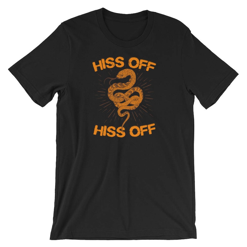 Puede incluir: Camiseta negra con un gr&aacute;fico de serpiente naranja y el texto "Hiss Off" repetido dos veces.
