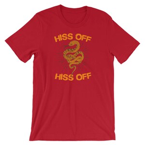 Puede incluir: Camiseta roja con un gr&aacute;fico de serpiente y el texto "Hiss Off" repetido dos veces.