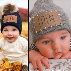 Peut inclure: Deux images de b&eacute;b&eacute;s portant des bonnets personnalis&eacute;s. Un b&eacute;b&eacute; porte un bonnet bleu marine avec un patch en cuir marron avec le mot "EDEN" et un pompon marron. L'autre b&eacute;b&eacute; porte un bonnet gris avec le mot "EREN" sur un patch en cuir marron.