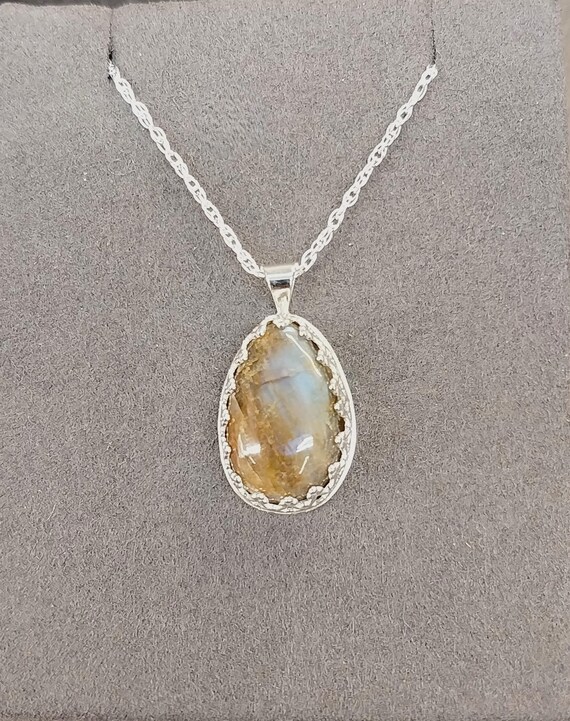 Silver Twist Natural Golden Moonstone Pendants Silver Twist Natural Golden Moonstone Pendants