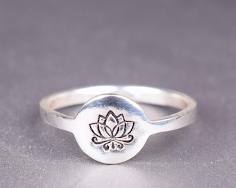 Anillo de loto, anillo de plata esterlina estampado a mano, hermosa joya zen para meditación y yoga, anillo floral minimalista para amantes de las plantas, talla 8