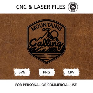 Puede incluir: Un fondo marrón con textura de cuero con un gráfico negro que dice "Mountains are Calling". El gráfico incluye una cordillera, el sol y agua. Debajo del gráfico están los tipos de archivo SVG, PNG y CRV.