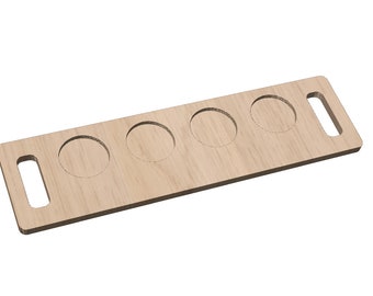 Puede incluir: Bandeja de servir de madera con cinco recortes circulares y dos asas. La bandeja es de color marrón claro y tiene un patrón de veta de madera.
