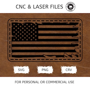 Puede incluir: Un diseño marrón con textura de cuero que presenta una bandera estadounidense desgastada. La bandera es negra con estrellas y rayas blancas, dentro de un marco rectangular cosido. El texto incluye "CNC & LASER FILES" y etiquetas de tipo de archivo: SVG, PNG y CRV. También está presente el texto "FOR PERSONAL OR COMMERCIAL USE".