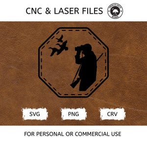 Puede incluir: Un archivo de diseño digital con la silueta negra de un cazador con binoculares y un rifle, junto a tres patos volando dentro de un borde octogonal. El texto dice CNC & LASER FILES, SVG, PNG, CRV y AMERICAN SOUTH DESIGNS.