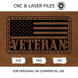 Puede incluir: Un diseño marrón con textura de cuero que presenta una bandera estadounidense negra y la palabra "VETERAN". La imagen incluye el texto "CNC & LASER FILES" en la parte superior e indicadores de tipo de archivo: SVG, PNG y CRV. El texto inferior dice "FOR PERSONAL OR COMMERCIAL USE."