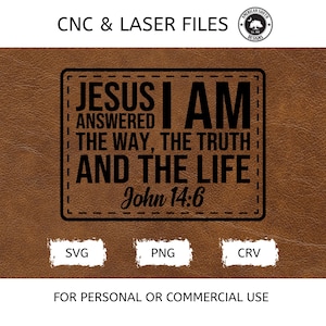 Può includere: Un design marrone con texture in pelle con il testo "JESUS I AM ANSWERED THE WAY, THE TRUTH AND THE LIFE John 14:6" in una cornice rettangolare nera. Sotto ci sono le icone dei tipi di file SVG, PNG e CRV. La parte superiore dell'immagine recita "CNC & LASER FILES".