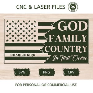 Puede incluir: Un letrero de madera con un diseño de la bandera estadounidense y el texto "GOD FAMILY COUNTRY In That Order" y el nombre "CHARLIE KIRK". El letrero está diseñado para archivos CNC y láser, con opciones de archivos SVG, PNG y CRV.