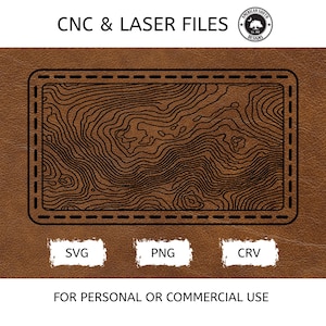 Puede incluir: Un diseño marrón con textura de cuero con un patrón de mapa topográfico. La imagen incluye el texto "CNC & LASER FILES" y etiquetas de tipo de archivo: SVG, PNG y CRV. También está presente la frase "FOR PERSONAL OR COMMERCIAL USE".
