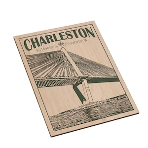 Puede incluir: Obra de arte de pared de madera con una ilustración detallada del puente Arthur Ravenel Jr. en Charleston, Carolina del Sur. La obra incluye el nombre de la ciudad y las coordenadas, con un diseño verde oscuro sobre fondo de madera clara.