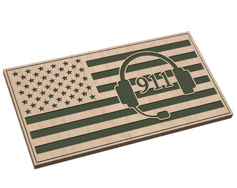 Puede incluir: Una bandera americana de madera con un diseño de auriculares 911 verdes. La bandera está hecha de madera y tiene un aspecto desgastado.