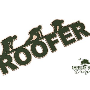 Può includere: Un design grafico verde scuro che presenta la parola ROOFER in lettere maiuscole in grassetto. Tre sagome di persone che lavorano su un tetto sono posizionate sopra le lettere. Un piccolo logo con un albero e il testo AMERICAN SOUTH DESIGNS si trova sotto.