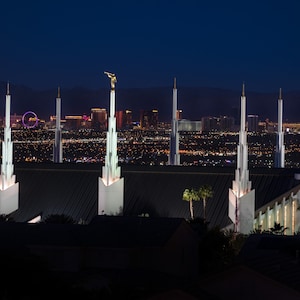Templo de Las Vegas con el bulevar de Las Vegas al fondo