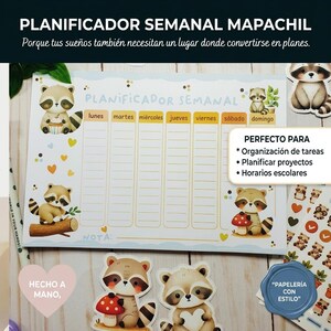 Op de afbeelding: Een weekplanner-notitieblok met wasbeerillustraties, voorzien van kolommen voor de dagen van de week van lunes tot domingo. Het ontwerp bevat kleine hartjes, een boomstam en paddenstoelen. Een stickervel met wasbeermotieven is inbegrepen.