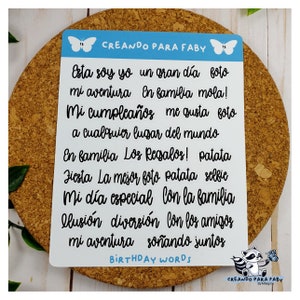 Pegatinas de cumpleaños con frases para álbum de fotos. Decorativas y perfectas para embellecer las fotografías de celebraciones especiales.